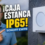 Caja estanca IP65 SONOFF EWPB instalada en una pared exterior bajo la lluvia