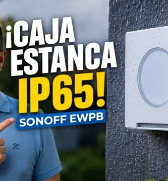 Caja estanca IP65 SONOFF EWPB instalada en una pared exterior bajo la lluvia