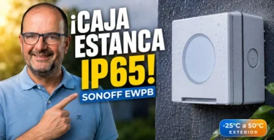 Caja estanca IP65 SONOFF EWPB instalada en una pared exterior bajo la lluvia