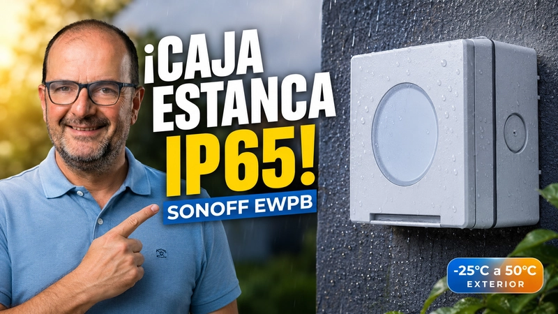 Caja estanca IP65 SONOFF EWPB instalada en una pared exterior bajo la lluvia