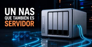NAS de cuatro bahías y contenedores con el texto también es servidor