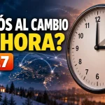 Reloj analógico con las agujas marcando las 3:00 y el texto «¿Adiós al cambio de hora? 2027», sobre un fondo que representa el día y la noche.
